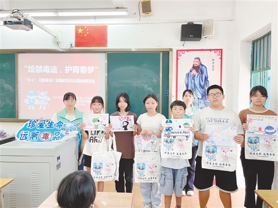 赤坎鎮(zhèn)平安法治辦聯(lián)合明德社工走進赤坎鎮(zhèn)五龍學校，開展“6.1”《中華人民共和國禁毒法》實施紀念日主題繪畫活動。