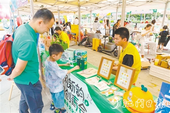 青年文化創(chuàng)意集市大受市民歡迎。
