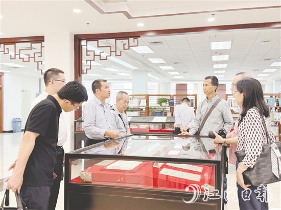 臺山有關(guān)代表參觀暨南大學圖書館六樓的世界華僑華人文獻館。