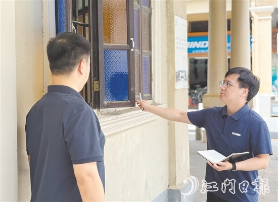 劉嘉鴻（右）積極投入到公司的重點工作僑建筑測繪中。