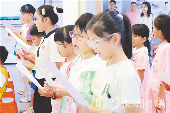 在教師的指導(dǎo)下，小朋友們興致勃勃地學(xué)習(xí)臺山童謠。