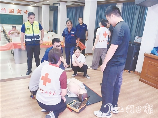 學(xué)員們?cè)谥v師手把手指導(dǎo)下，利用模擬人進(jìn)行心肺復(fù)蘇操作。