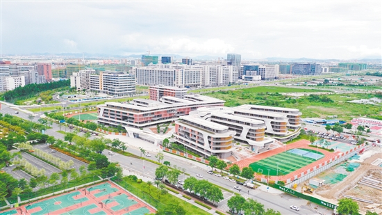 江海區(qū)景賢實(shí)驗(yàn)學(xué)校建筑融入“諾亞方舟”“星空之眼”等元素，科技感十足。