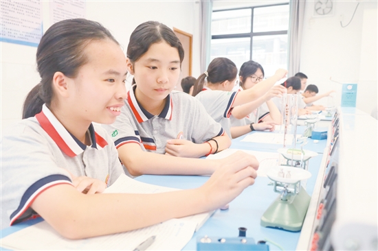 學(xué)生在實(shí)驗(yàn)室進(jìn)行物理實(shí)驗(yàn)。