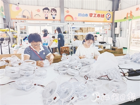 鶴山市“零工市場(chǎng)”以手工作坊為平臺(tái)，對(duì)接不同類型的制造業(yè)企業(yè)，引入多個(gè)種類的手工產(chǎn)品項(xiàng)目。