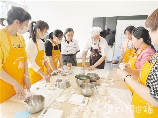 興業(yè)社區(qū)“就業(yè)驛站”選取廣式點(diǎn)心烹飪等熱門就業(yè)技能作為培訓(xùn)課程內(nèi)容，助力群眾提升就業(yè)競(jìng)爭(zhēng)力。