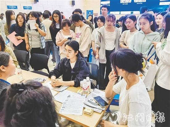 恩平市人社局組織企業(yè)走進(jìn)高校舉辦專場(chǎng)招聘會(huì)。