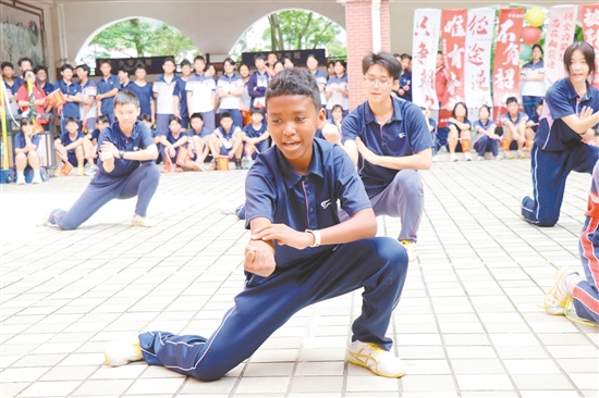 五邑碧桂園中英文學(xué)校的學(xué)弟學(xué)妹自編“中考加油武術(shù)操”，為學(xué)長學(xué)姐加油。