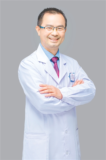 人物檔案：李國泉，皮膚科主任，主任醫(yī)師，從業(yè)31年，黨齡30年。