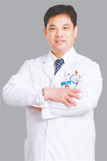 人物檔案：徐裕海，康復(fù)醫(yī)學(xué)科?？浦魅危懑煾敝魅渭紟?，從業(yè)31年，黨齡27年。