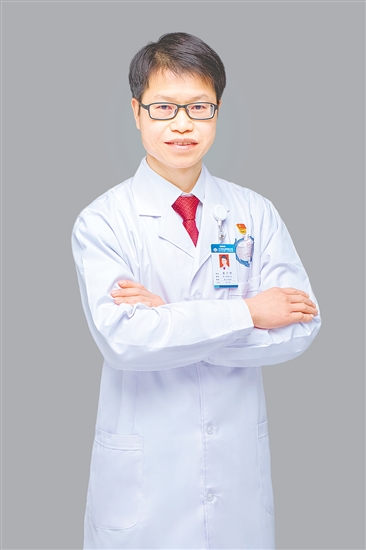 人物檔案：潘月帆，骨科（二區(qū)）主任，從業(yè)20年，黨齡21年。