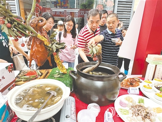 活動(dòng)現(xiàn)場(chǎng)，以“馬岡鵝×廣東荔枝”為核心的創(chuàng)新菜式成為焦點(diǎn)，成功撩動(dòng)無數(shù)食客的味蕾。