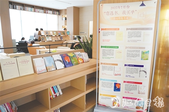 開平市城投集團(tuán)新時代文明實(shí)踐點(diǎn)設(shè)有休閑閱覽區(qū)和共享辦公場所，上架圖書約5000冊。