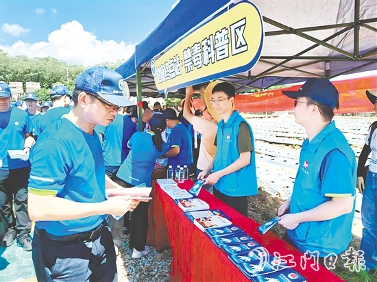 活動(dòng)沿途設(shè)有禁毒科普區(qū)。