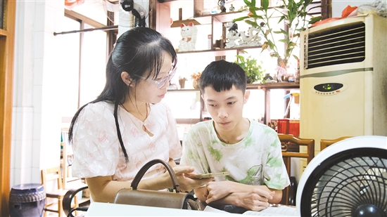 老師輔導(dǎo)盧梓俊填報(bào)志愿。