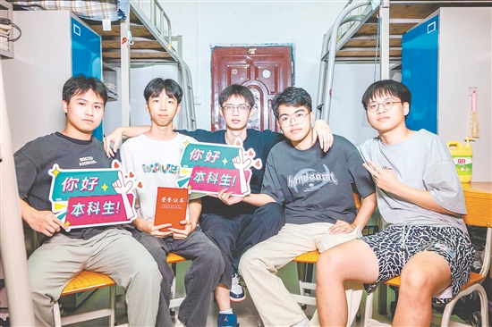 5人在宿舍合影（受訪當(dāng)日其中一人不在學(xué)校）。