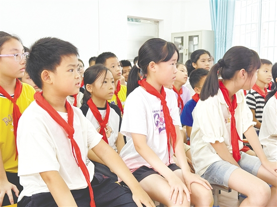 臺下學(xué)生一邊認真觀察舞臺上的同伴，一邊在腦海中快速組織語言，記錄他們看到的每一個神態(tài)與細節(jié)。