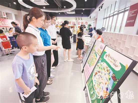 群眾在政策咨詢區(qū)查看江海區(qū)“15分鐘生活便利圈”地圖。