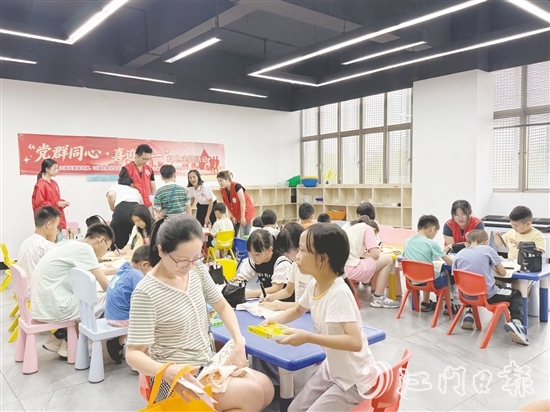 在“紅星閃耀”創(chuàng)意手作營中，親子家庭創(chuàng)作紅色主題帆布袋。