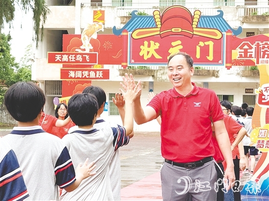 身著紅色衣衫送考的教師們成為校園一道溫暖的風(fēng)景線。