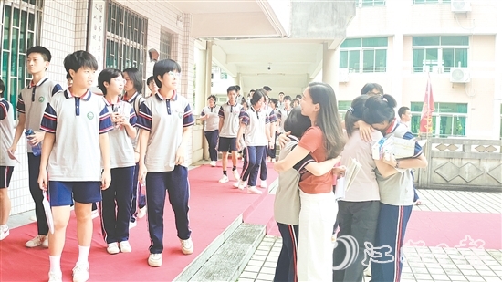 考試結(jié)束，考生們與教師、同學(xué)擊掌、擁抱、合影。