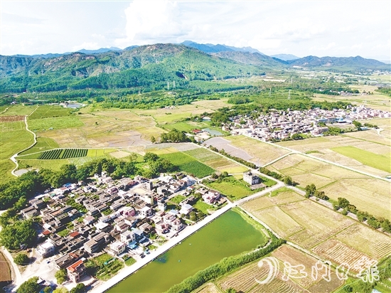 斗山鎮(zhèn)田稠村以“產(chǎn)業(yè)筑基、生態(tài)賦能、治理創(chuàng)新”的組合拳，推動鄉(xiāng)村顏值與經(jīng)濟(jì)價值雙提升，走出“產(chǎn)業(yè)興、生態(tài)美、百姓富”的振興之路。
