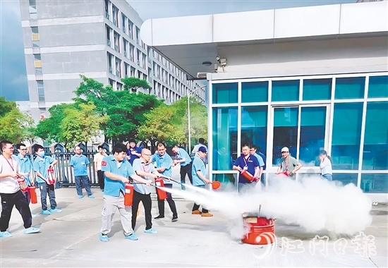 職工踴躍學(xué)習(xí)如何使用滅火器。