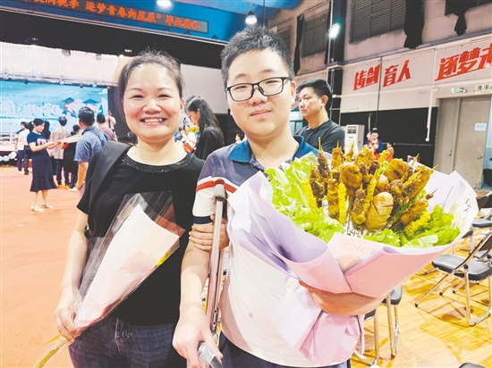中考結(jié)束后，五邑碧桂園中英文學(xué)校家長為“吃貨”兒子送上了特別的“燒烤花”。