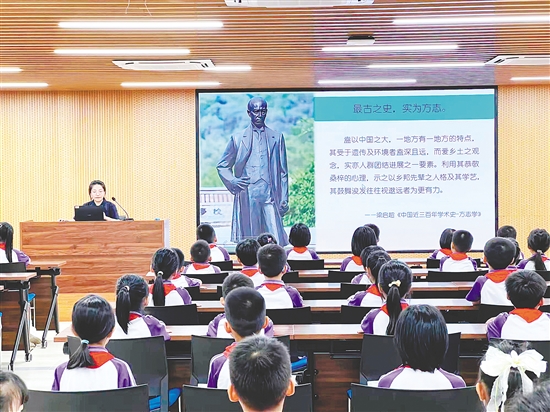 新會區(qū)地方志辦的工作人員化身“故事大王”，生動講述梁啟超的傳奇人生。