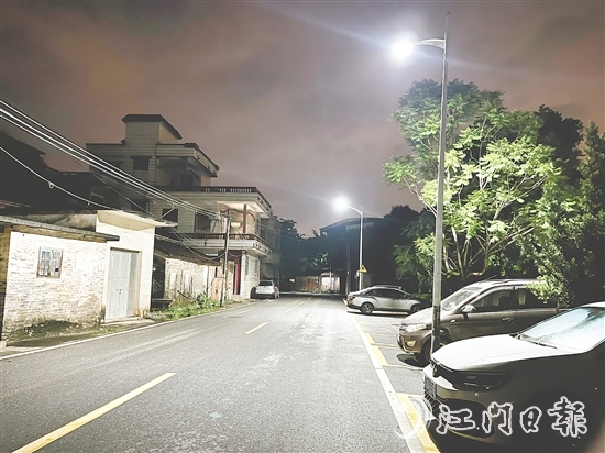 如今的河山村進村路兩旁路燈明亮，村民夜間出行更安心。
