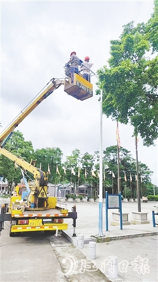 施工人員對道路兩旁路燈進行維修、更換。