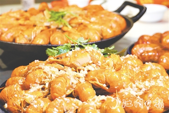 藍(lán)龍蝦肉質(zhì)豐腴鮮甜，烹飪方式多種多樣。