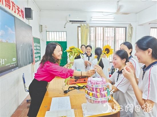教師為同學(xué)們準(zhǔn)備了寓意“一舉奪魁”的向日葵。