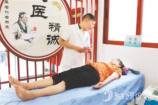 市民在鶴山市中醫(yī)院桂林社區(qū)中醫(yī)館接受治療。鶴山市中醫(yī)院桂林社區(qū)中醫(yī)館