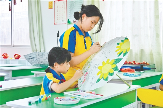 桃源鎮(zhèn)桃源小學(xué)推進(jìn)“勞動(dòng)+美術(shù)”跨學(xué)科融合，開(kāi)設(shè)繪傘特色勞動(dòng)課程，讓學(xué)生在實(shí)踐中了解美、認(rèn)識(shí)美和創(chuàng)造美。