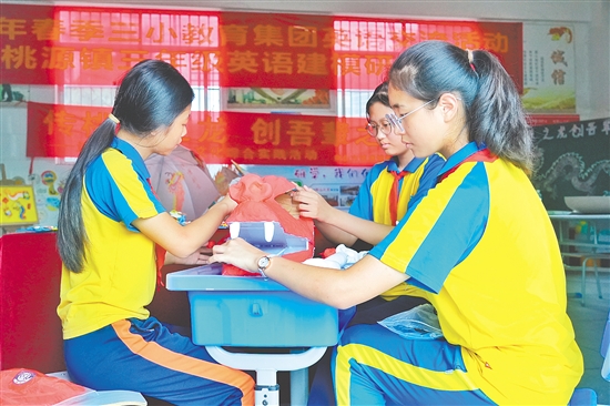 桃源鎮(zhèn)桃源小學(xué)學(xué)生利用黏土、紙板等多種材料，動(dòng)手制作各類(lèi)非遺“龍”主題手工藝品。