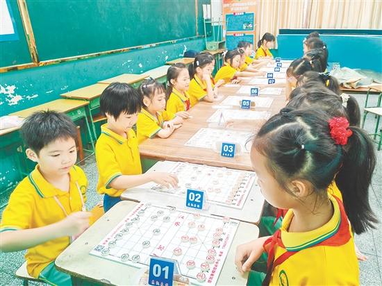 小棋手們神情專注，在棋盤上排兵布陣。