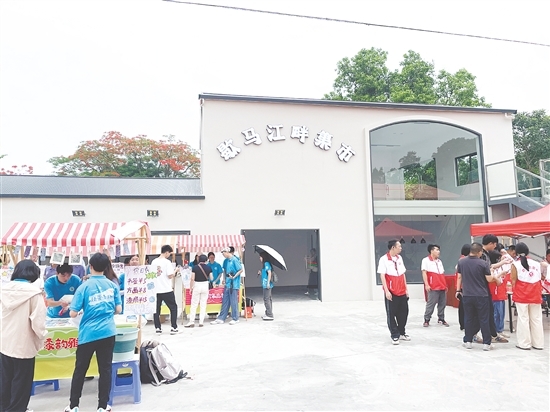 恩平歇馬學(xué)院聯(lián)合五邑大學(xué)團(tuán)隊(duì)，將閑置樓房改造成歇馬江畔集市。