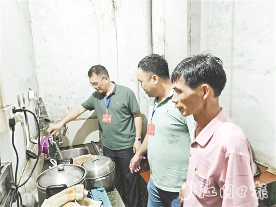 良西鎮(zhèn)人大代表到村民家中了解情況，查看已經(jīng)安裝好的自來水。