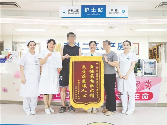 患者及家屬為醫(yī)護人員送上錦旗。