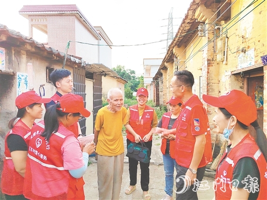 人大代表和紅豐村“愛(ài)心服務(wù)隊(duì)”進(jìn)村入戶傾聽(tīng)民生訴求。