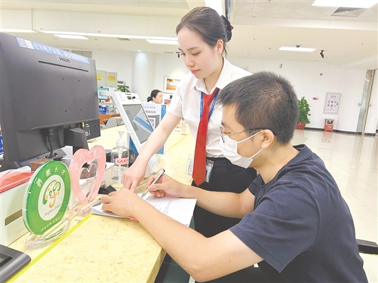 市行政服務中心工作人員耐心服務群眾。
