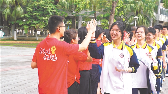 考生們意氣風(fēng)發(fā)地前往考場(chǎng)。