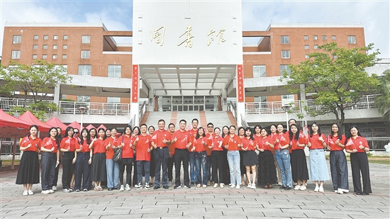 江門一中的高三教師團(tuán)隊(duì)十分團(tuán)結(jié)。