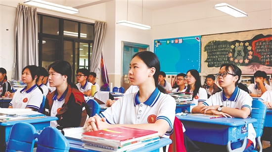 學(xué)生在課堂上認(rèn)真聽課。