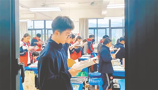 學(xué)生們在早讀。