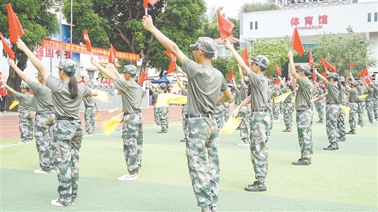 國防班學(xué)生進(jìn)行訓(xùn)練。