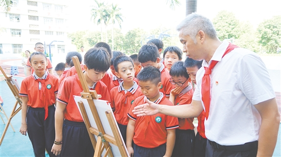 師生們閱讀“邑地烽火——紀(jì)念抗戰(zhàn)勝利70周年特別報道”系列文章。