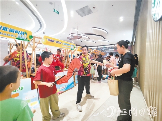 活動現(xiàn)場，不少市民體驗傳統(tǒng)文化魅力。