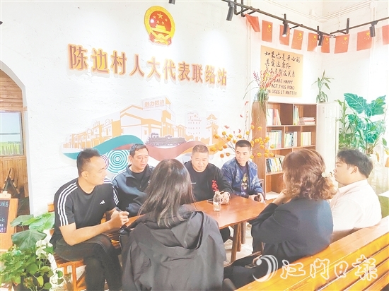 大江鎮(zhèn)人大代表在聯(lián)絡(luò)站接訪群眾，聽取群眾意見建議。
